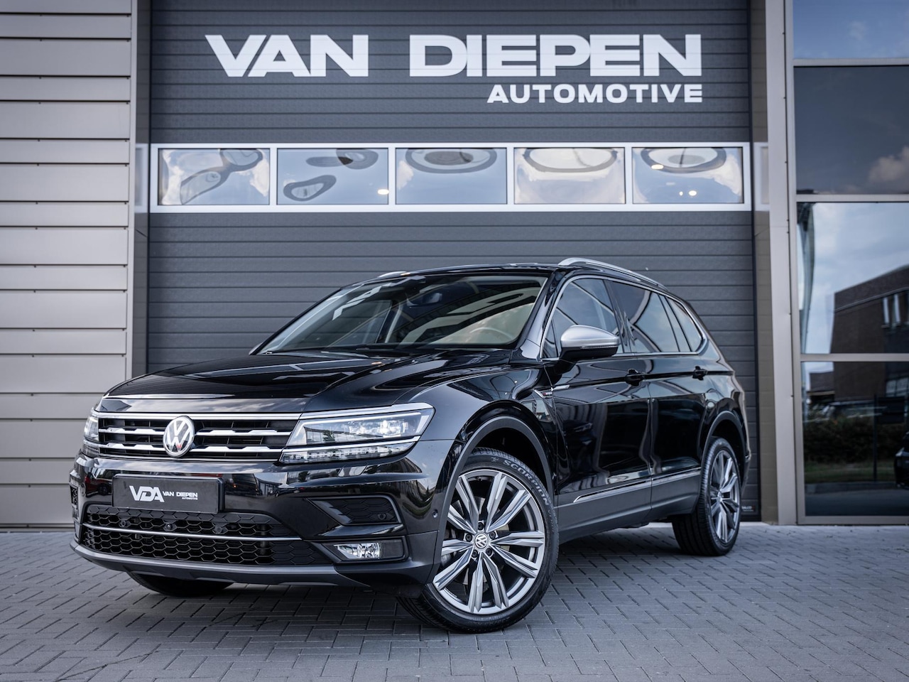 Volkswagen Tiguan Allspace - 2.0 TSI 4Motion Highline Business R 7p. - Pano l Dynaudio l Trekhaak - AutoWereld.nl