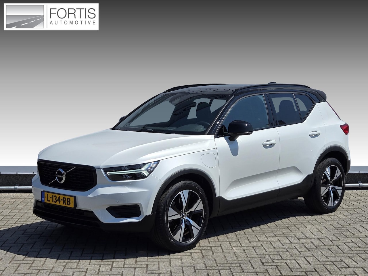 Volvo XC40 - 1.5 T5 Recharge R-Design NL-AUTO | PANODAK | TREKHAAK | 1/2 LEDER - AutoWereld.nl