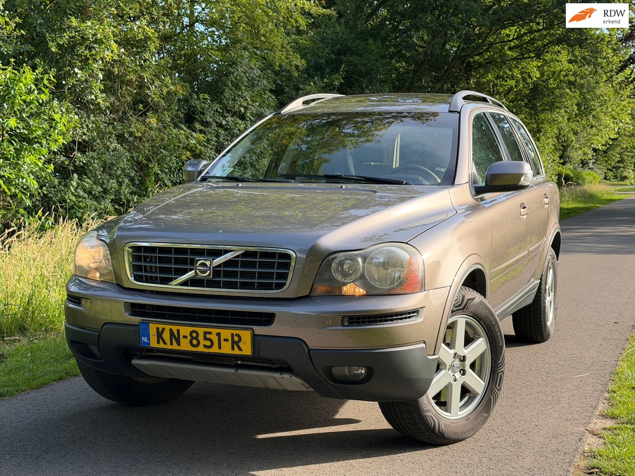 Volvo XC90 - 2.4 D5 Momentum 5p. | Cruise + Airco + Leder Nu € 4.450,-!!! - AutoWereld.nl