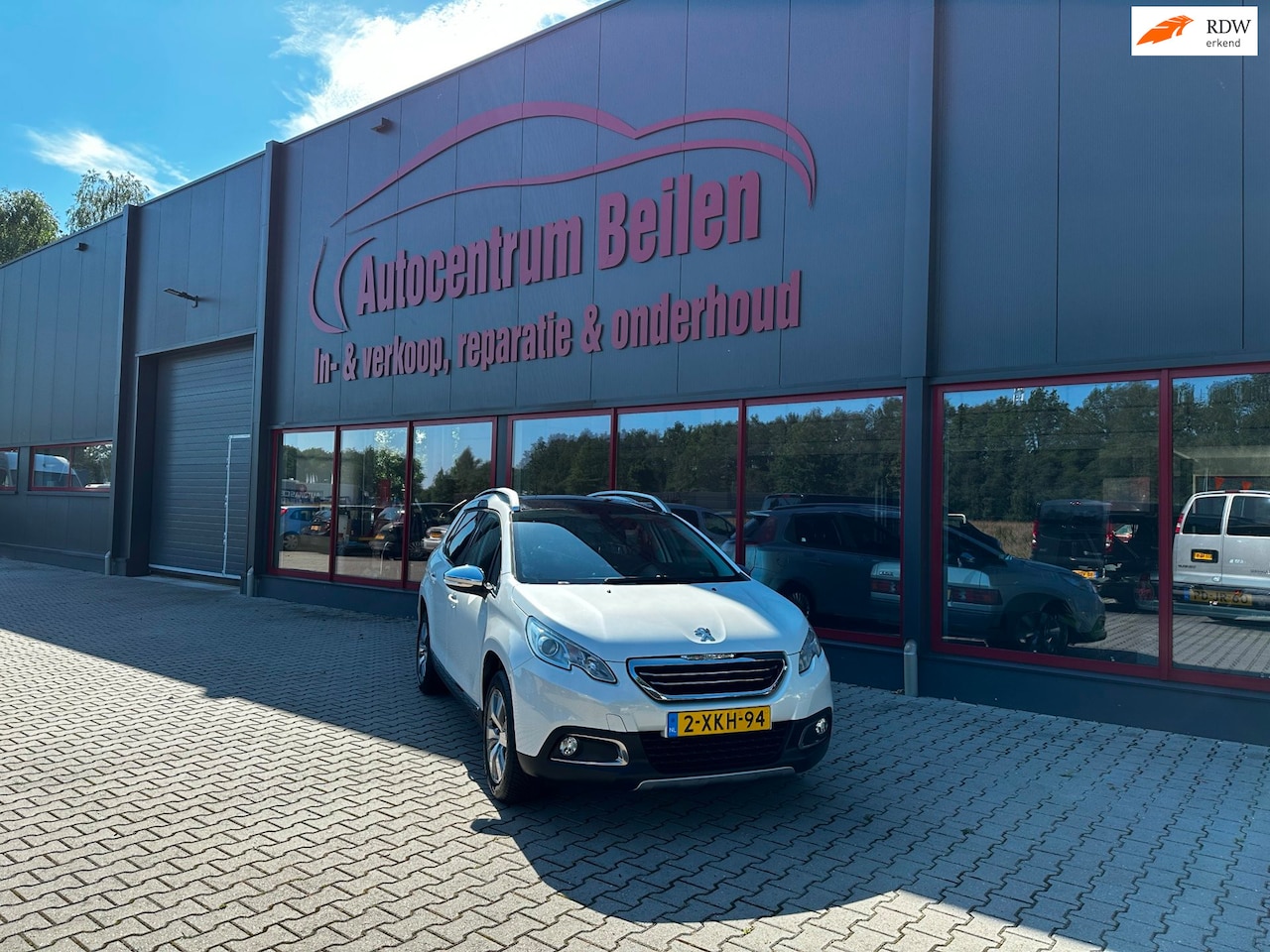 Peugeot 2008 - 1.2 VTi Allure Pack Premium Plus / NIEUWE DISTR. RIEM / PANO / TREKHAAK /CLIMA / CRUISE / - AutoWereld.nl