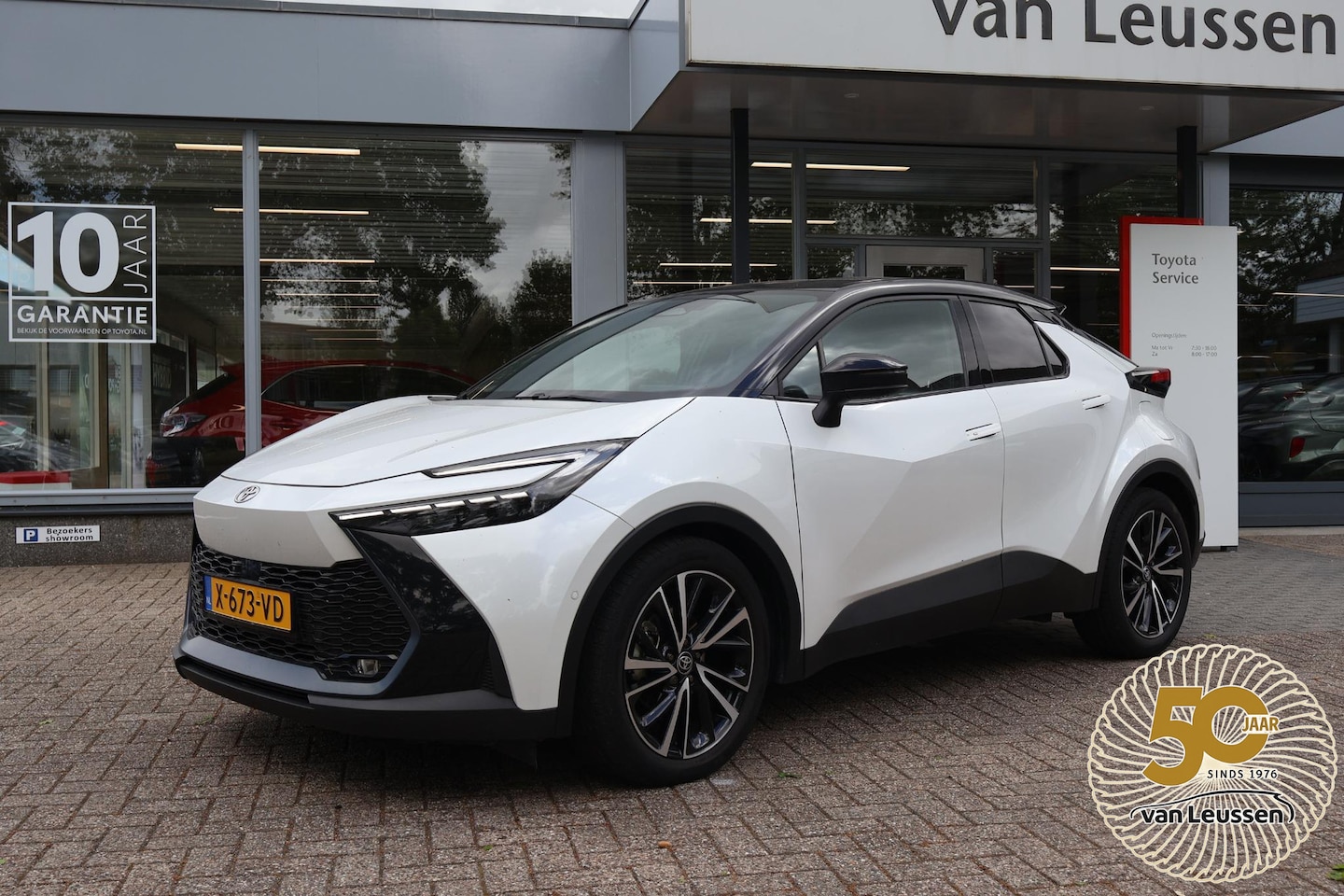 Toyota C-HR - 1.8 HYBRID 140 EXECUTIVE DODEHOEK EL-ACHTERKLEP 360* CAMERA KEYLESS EL-STOEL + MEMORY PARE - AutoWereld.nl