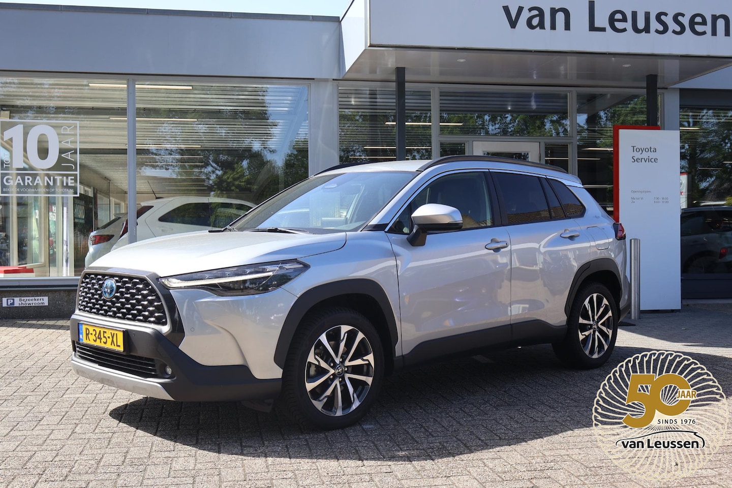 Toyota Corolla Cross - 2.0 HYBRID 184PK FIRST-EDITION BLIND-SPOT EL-ACHTERKLEP LM-VELGEN KEYLESS PARK-SENSOREN ST - AutoWereld.nl