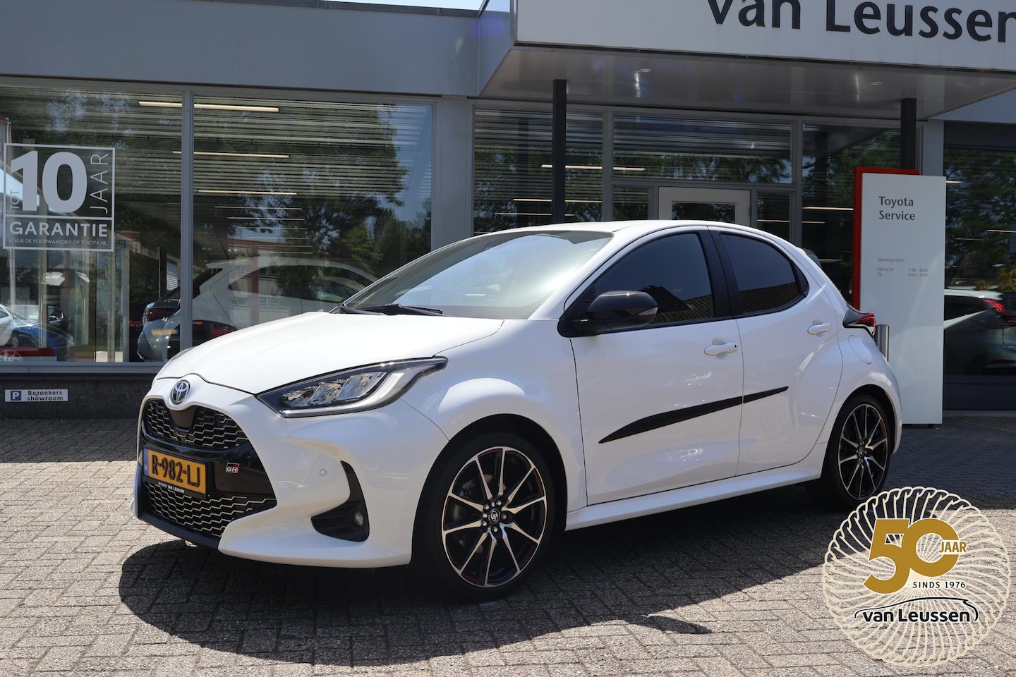 Toyota Yaris - 1.5 HYBRID GR-SPORT NL-AUTO 1E EIG. DODEHOEK DETECTIE KEYLESS LED STOELVERW. DAB LED CLIMA - AutoWereld.nl