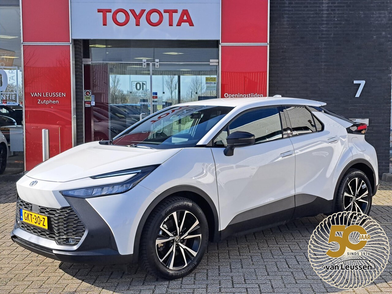 Toyota C-HR - 2.0 PHEV 220 DYNAMIC NL-AUTO 4-SEIZOENSBANDEN TREKHAAK PDC V+A STOEL- EN STUURVERWARMING - AutoWereld.nl