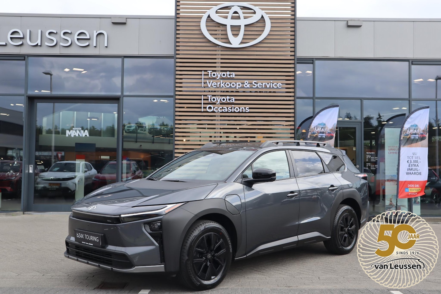 Toyota bZ4X Touring - Dynamic 75 kWh NIEUW & DIRECT LEVERBAAR! BLIND-SPOT PARK-SENSOREN STOEL/STUURVERW APPLE/AN - AutoWereld.nl