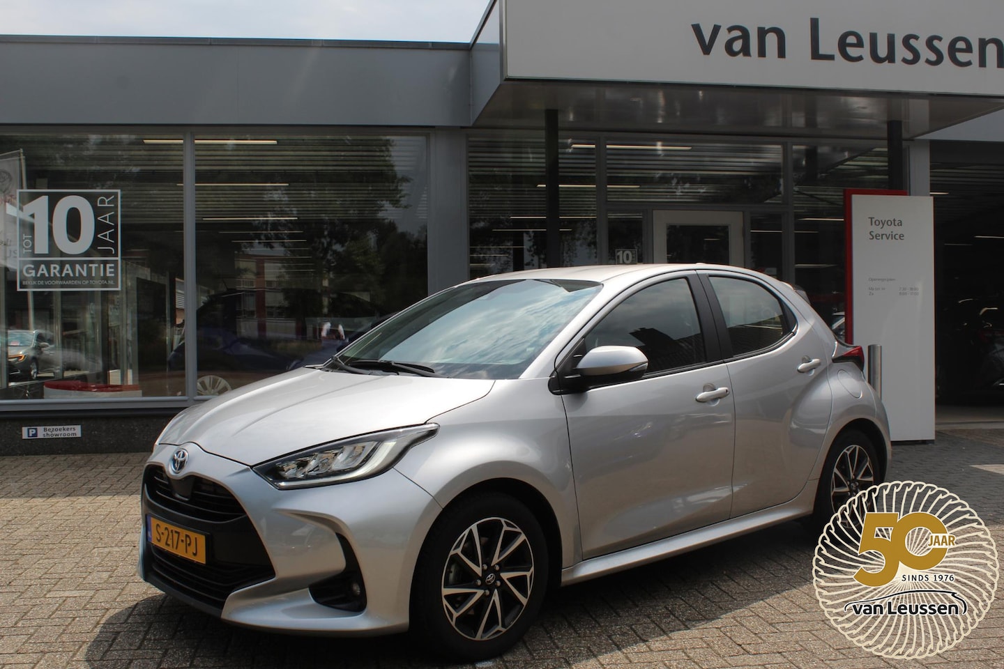 Toyota Yaris - 1.5 HYBRID DYNAMIC LED KOPLAMPEN KEYLESS APPLE/ANDROID AD-CRUISE 16"LM-VELGEN NL-AUTO - AutoWereld.nl