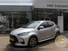 Toyota Yaris - 1.5 HYBRID DYNAMIC LED KOPLAMPEN KEYLESS APPLE/ANDROID AD-CRUISE 16"LM-VELGEN NL-AUTO