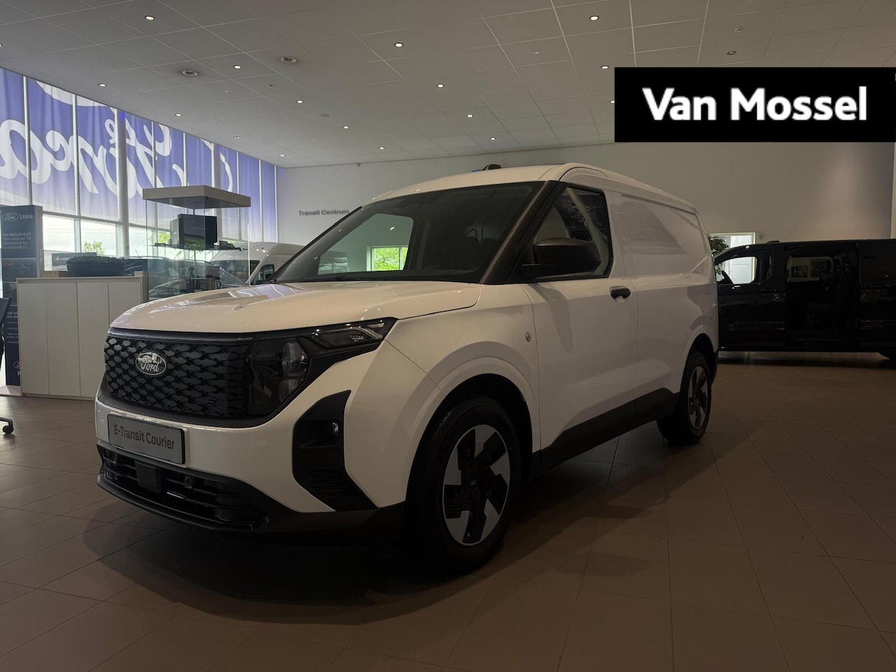 Ford Transit Courier - E-Transit Trend Limited 44 kWh TREKHAAK | LED LAADRUIMTE VERLICHTING | NAVIGATIE | PRE COL - AutoWereld.nl