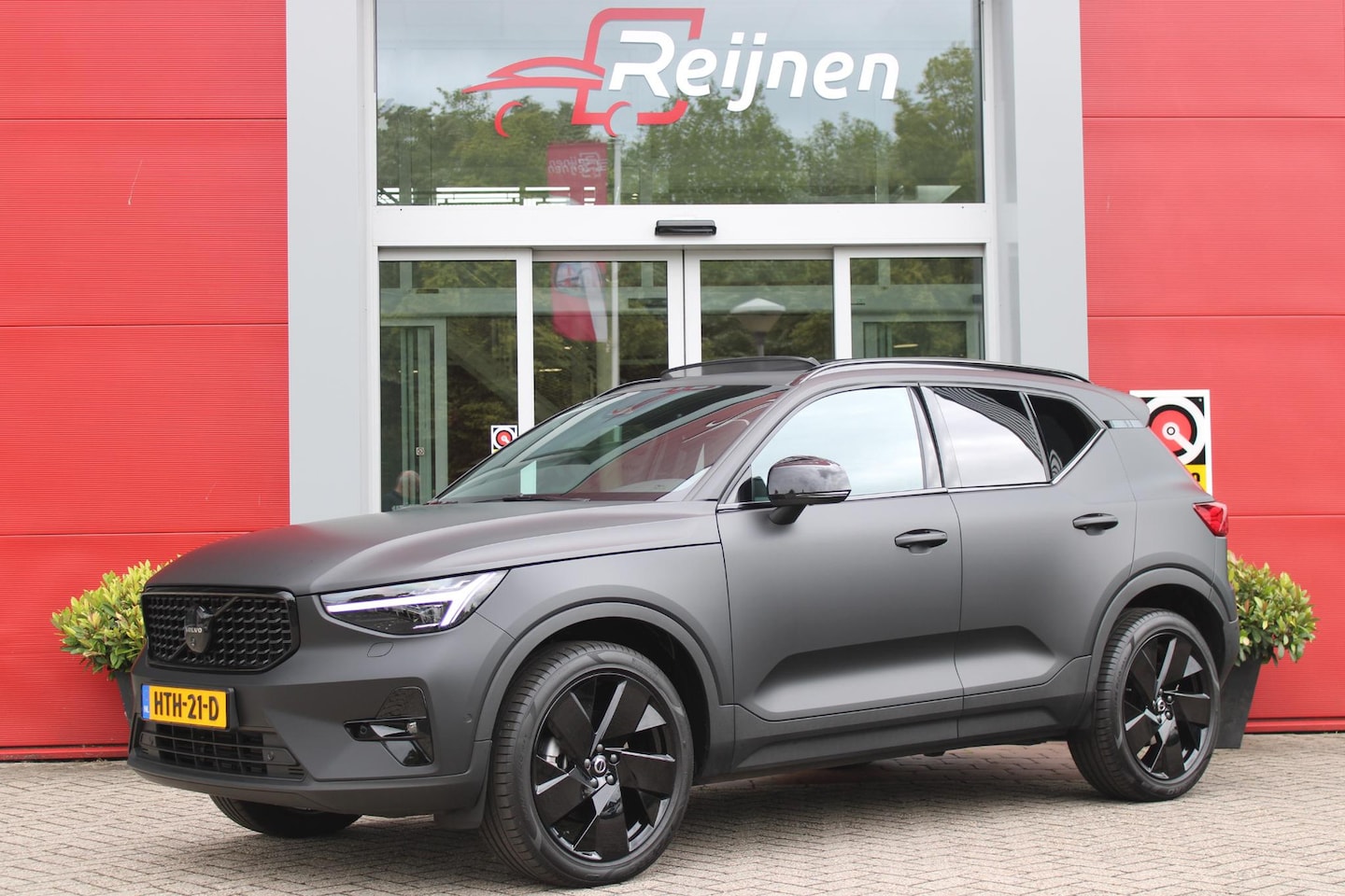 Volvo XC40 - 2.0 B4 197PK PLUS BLACK EDITION PANORAMISCH SCHUIF/KANTELDAK | LIGHTING PACK - MATRIX LED - AutoWereld.nl