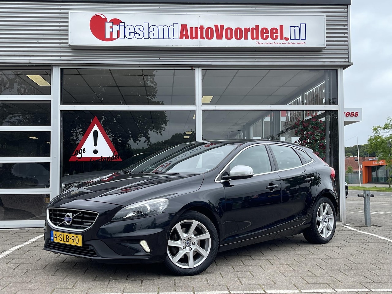Volvo V40 - 1.6 T3 R-Design /Volleder/Cruise/Clima/Pano/Camera/APK 06-2027/ - AutoWereld.nl