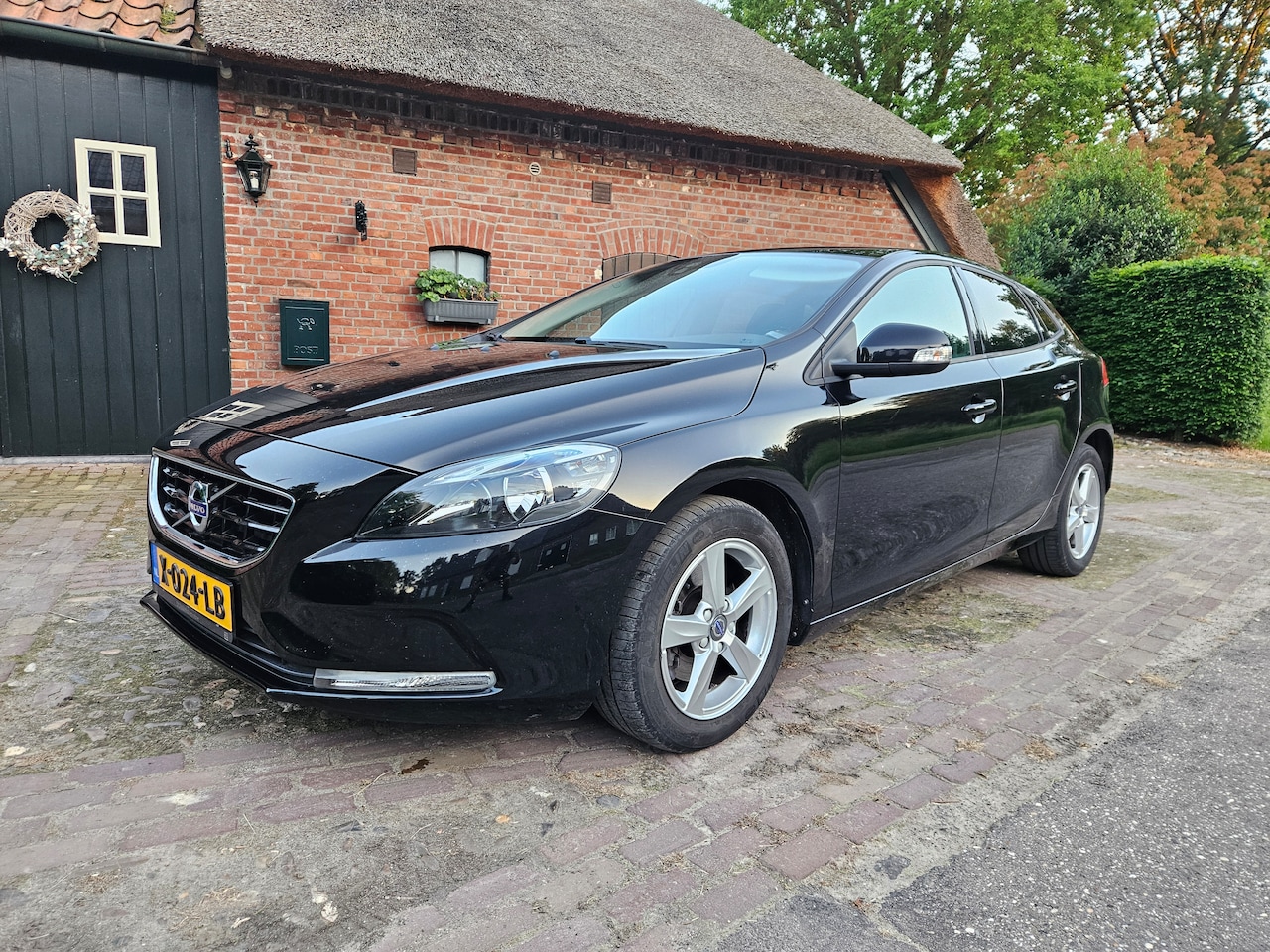 Volvo V40 - 2.0 T2 Momentum Volvo V40 2.0 T2 122PK 2015 Zwart mooie staat ful opti trekhaak - AutoWereld.nl