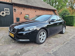Volvo V40 - 2.0 T2 Momentum Volvo V40 2.0 T2 122PK 2015 Zwart mooie staat ful opti trekhaak