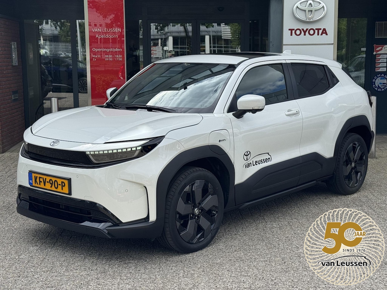 Toyota Urban Cruiser - EXECUTIVE 61KWH PANODAK JBL-AUDIO 360°CAMERA 19"LM-VELGEN LED-PRISMA STOEL/STUURVERWARMING - AutoWereld.nl