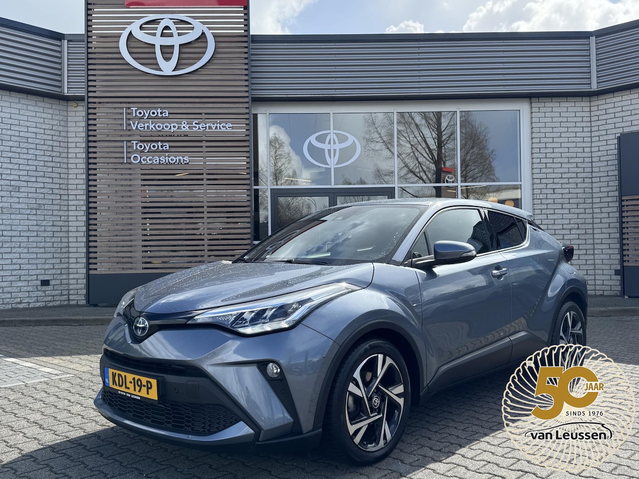 Toyota C-HR - 1.8 HYBRID STYLE STOELVERW BLIND-SPOT PARK-SENSOREN NAVI APPLE/ANDROID KEYLESS 18" LM-VELG - AutoWereld.nl