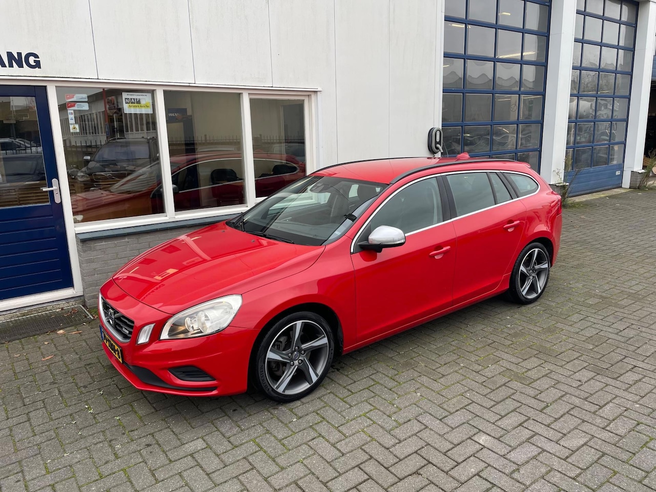 Volvo V60 - 2.0T R-Design 2.0T R-Design - AutoWereld.nl