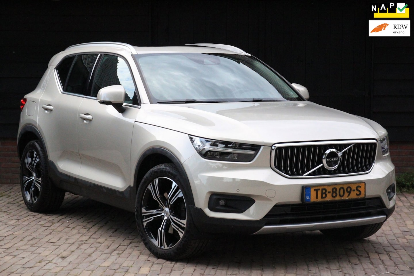 Volvo XC40 - 2.0 T4 Inscription Panorama-Elek,Dak/Camera/Leer/Parkeersensor v,a/Trekhaak uitklapbaar - AutoWereld.nl