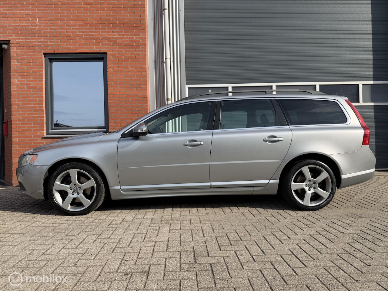 Volvo V70 - 3.2 Summum - Orig. NL - Nap - leder - xenon - AutoWereld.nl