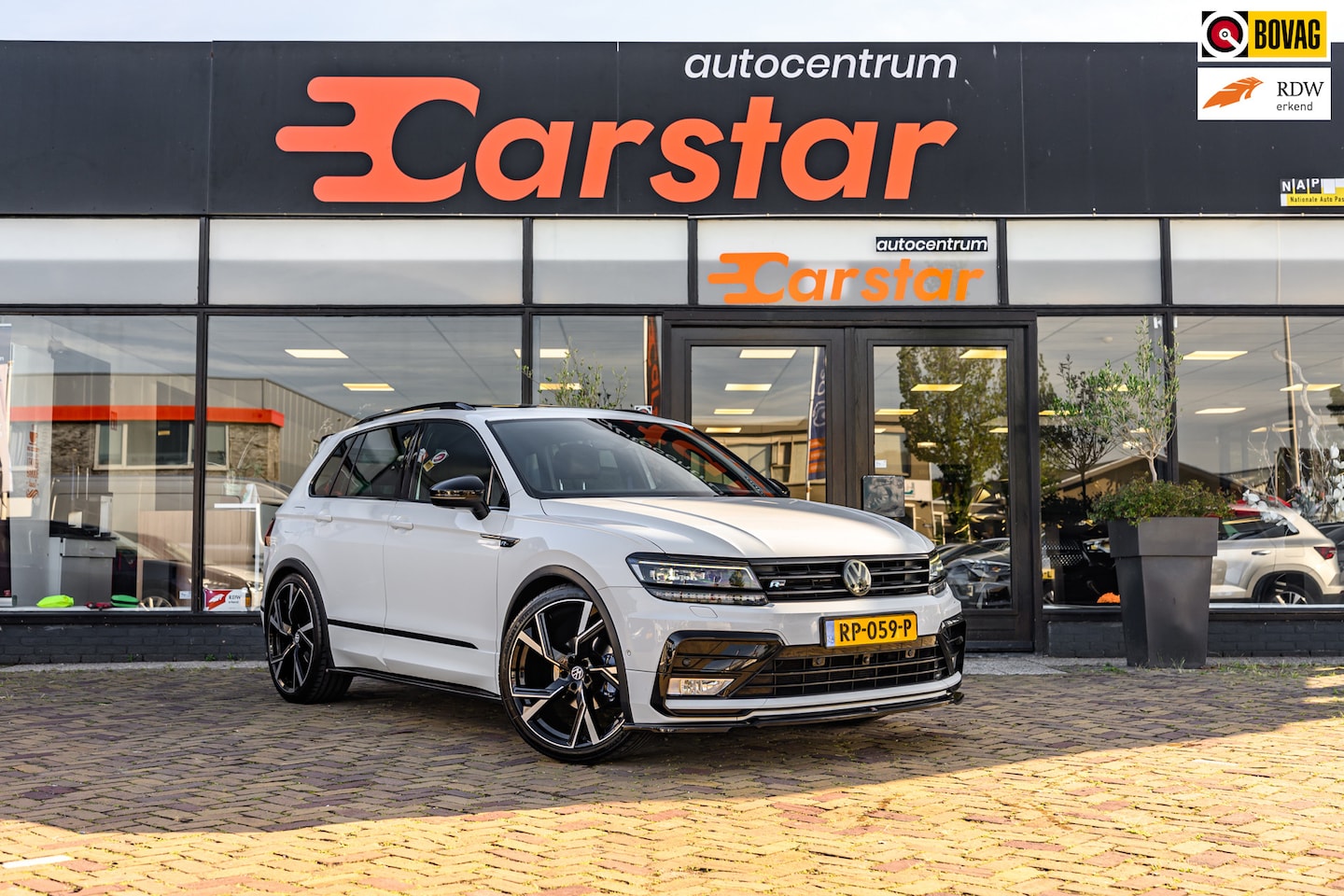 Volkswagen Tiguan - 1.4 TSI ACT R-Line|Pano|Trekhaak|Leer - AutoWereld.nl