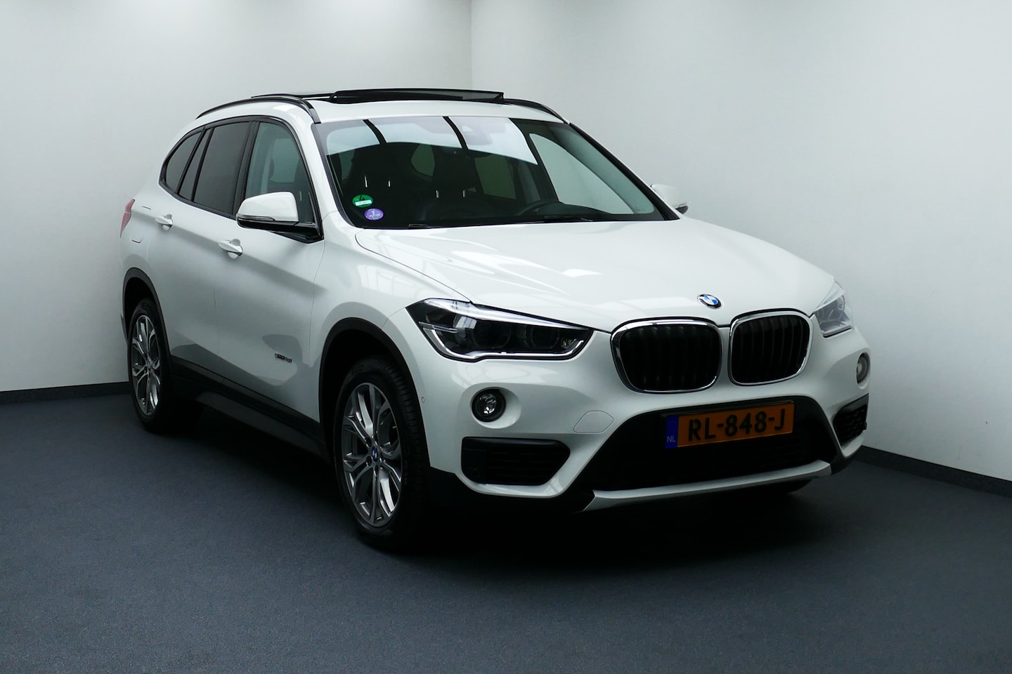 BMW X1 - sDrive18i High Executive. Panodak, Leer, Stoelverw, Navi, Camera, 18"LMV, Haak 1700kg - AutoWereld.nl