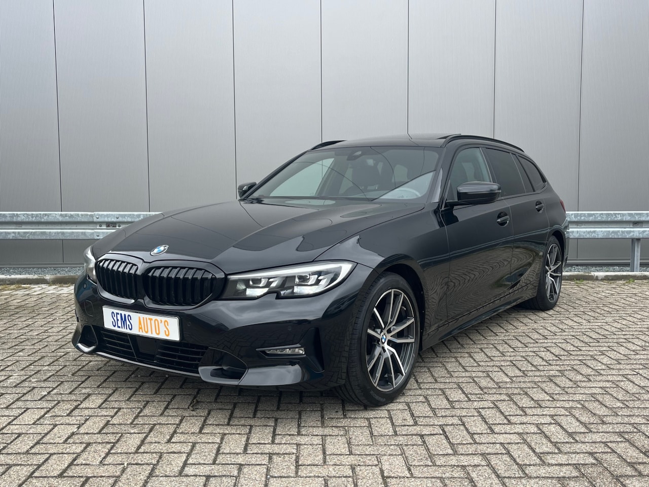 BMW 3-serie Touring - 320d High Executive Pano / Head-up / Elec. Trekhaak / Stuur-Stoel Verw. / Harman/Kardon - AutoWereld.nl