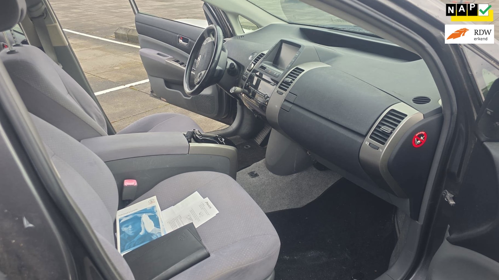 Toyota Prius - €4449,-1.5 VVT-i Business Edition Apk 06/2027 Nap pas - AutoWereld.nl