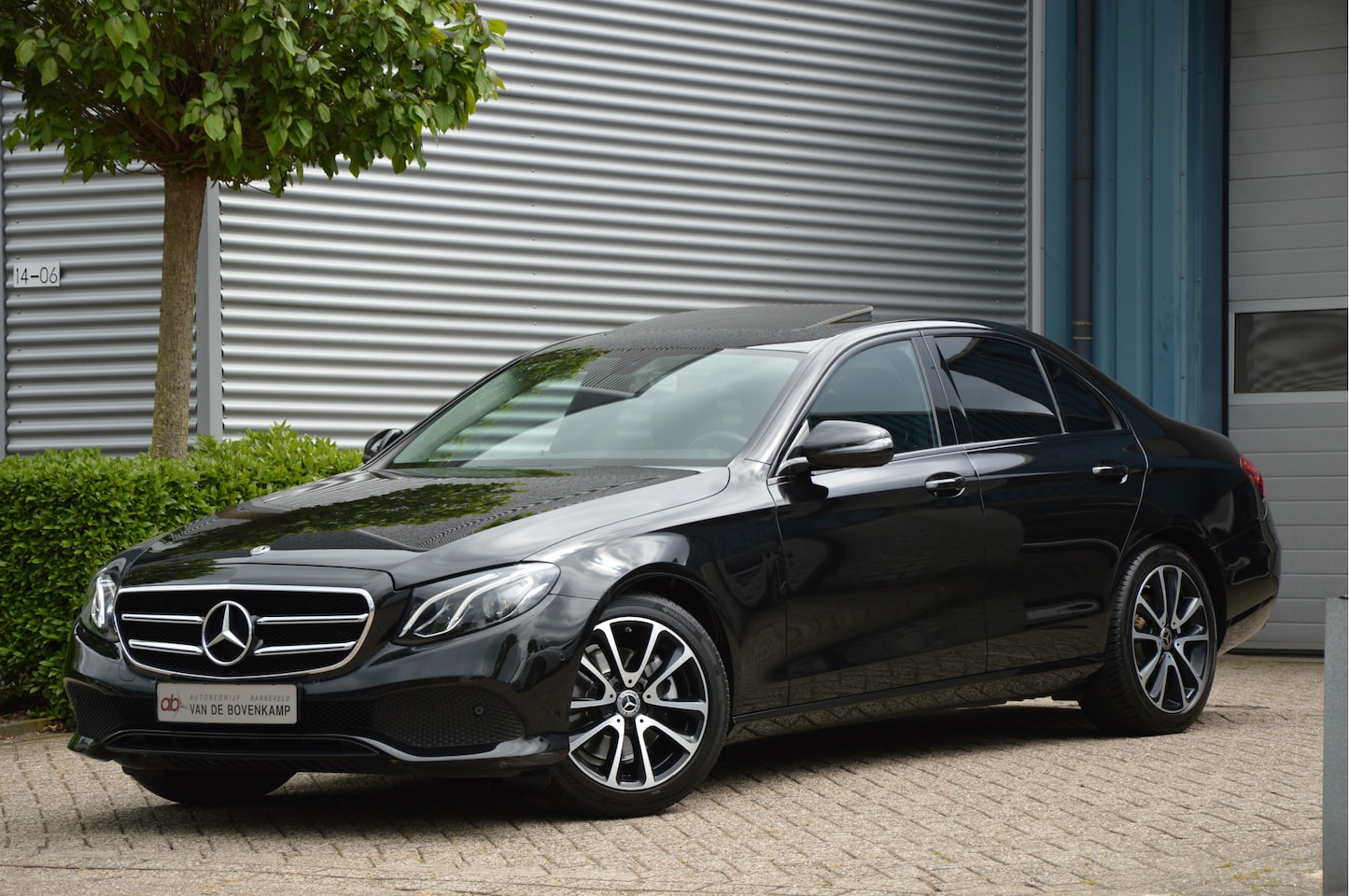 Mercedes-Benz E-klasse - 200 AVANTGARDE | AUTOMAAT | SCHUIFDAK | NIGHT PAKKET | SFEERVERL | CARPLAY | LED | CAMERA - AutoWereld.nl