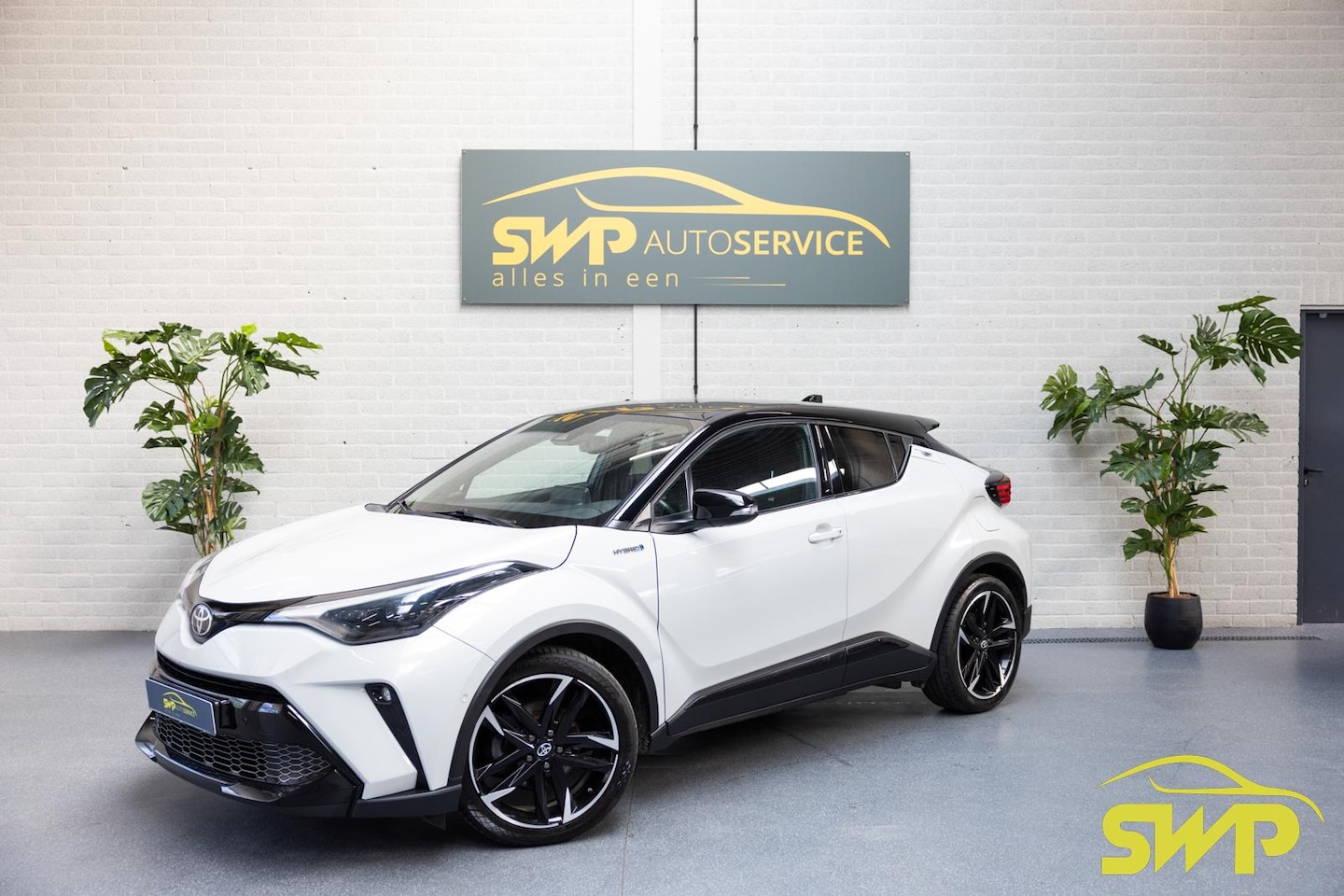 Toyota C-HR - 1.8 Hybrid GR-Sport | Camera | ACC | Trekhaak | Volledig dealer onderhouden - AutoWereld.nl