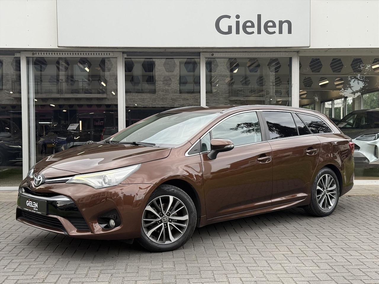 Toyota Avensis - 1.8 VVT-i Lease Pro | 2e eigenaar, Trekhaak, Navigatie, LED, 17 inch, Cruise control, Park - AutoWereld.nl
