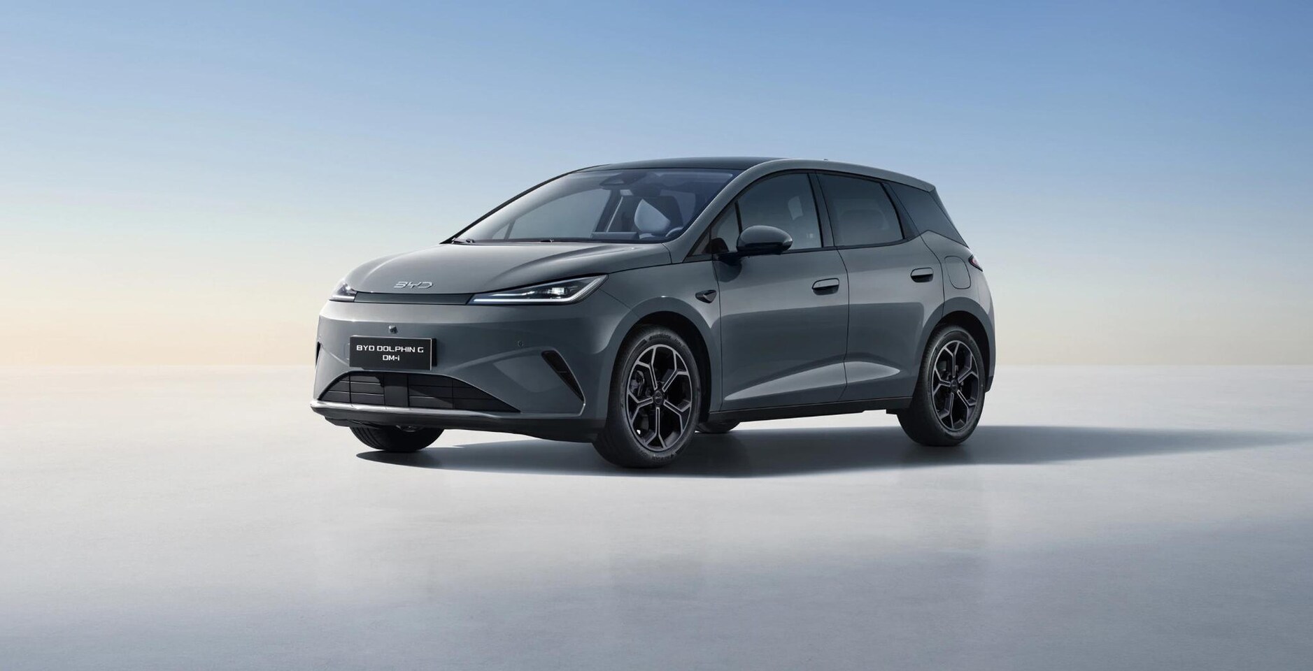 BYD Dolphin - G DM-i Comfort NIEUW/ 1040 KM / Time Grey / 105 EV / 360°-camera / HUD / - AutoWereld.nl
