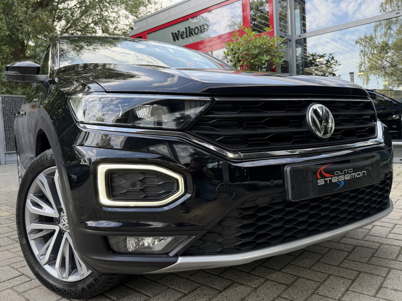 Volkswagen T-Roc - 1.5 TSI 150PK AUT. *!* SPORT *!* PANODAK/ RADAR/ 18 INCH/ CAMERA/ CARPLAY *!* - AutoWereld.nl