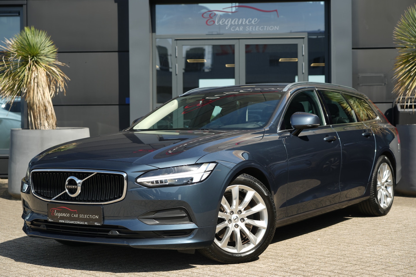 Volvo V90 - 2.0 T5 Momentum 255pk Panoramdak/Trekhaak/Navigatie - AutoWereld.nl