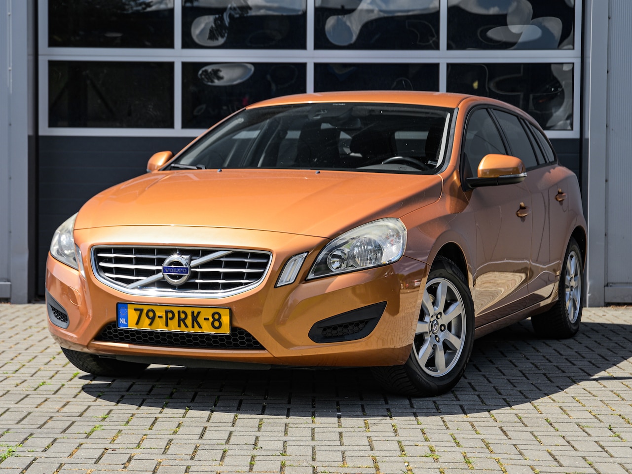 Volvo V60 - 1.6 T4 180pk Kinetic | Navi | Climate control | PDC | Cruise control | Trekhaak - AutoWereld.nl