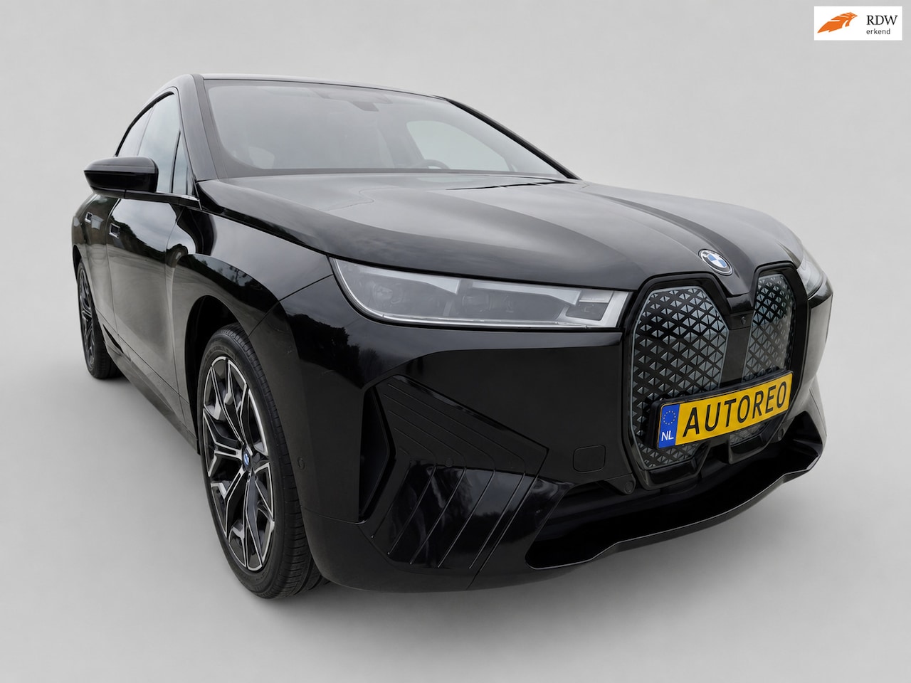 BMW iX - XDrive50 High Executive 112 kWh - SOH 94% - M-Sport - Panodak - HuD - Massagestoelen - B&W - AutoWereld.nl
