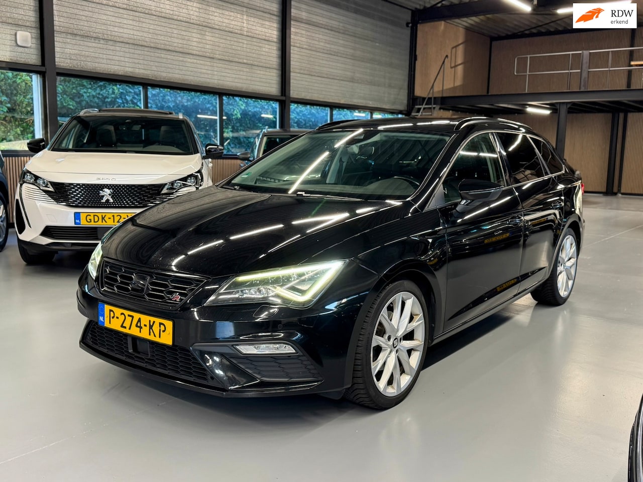 SEAT Leon ST - 2.0 TDI FR Ultimate Edition Pano/Leder/Carplay - AutoWereld.nl
