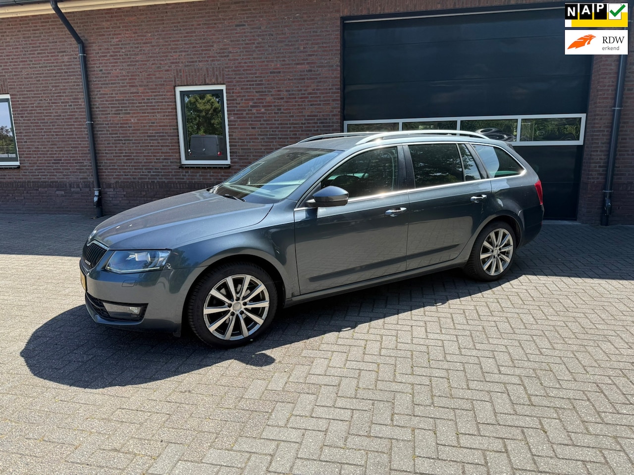 Skoda Octavia Combi - 1.6 TDI GR.line Businessline Xenon leder etc - AutoWereld.nl