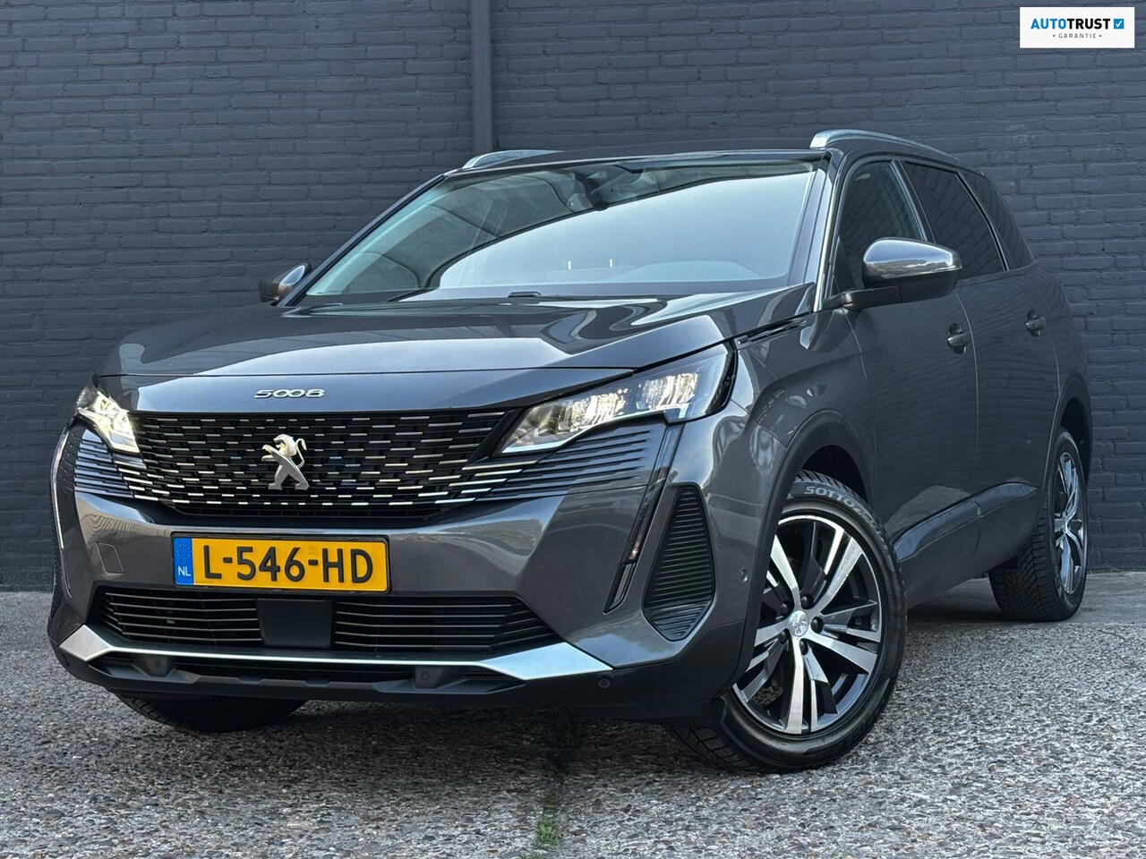 Peugeot 5008 - 1.2 PureTech Blue Lease Allure LEDER| CAMERA | PDC | NAVI | 7 PERSOONS | NWE APK - AutoWereld.nl