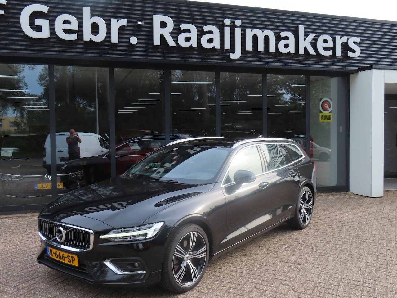 Volvo V60 - 2.0 B3 Inscription*Panoramadak*Trekhaak*Leder*H&K* - AutoWereld.nl