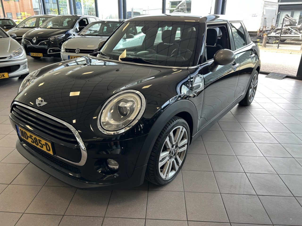 MINI 5-Deurs - 1.5 Cooper 5 DRS 75 DKM IN NW STAAT BJ 2017 !!! - AutoWereld.nl