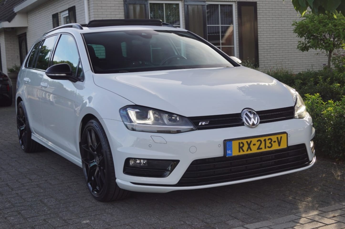 Volkswagen Golf Variant - Variant 2.0 TDI (184pk) DSG 2X R-line Pano/Xenon/Trekhaak/19inch/Camera/Carplay - AutoWereld.nl