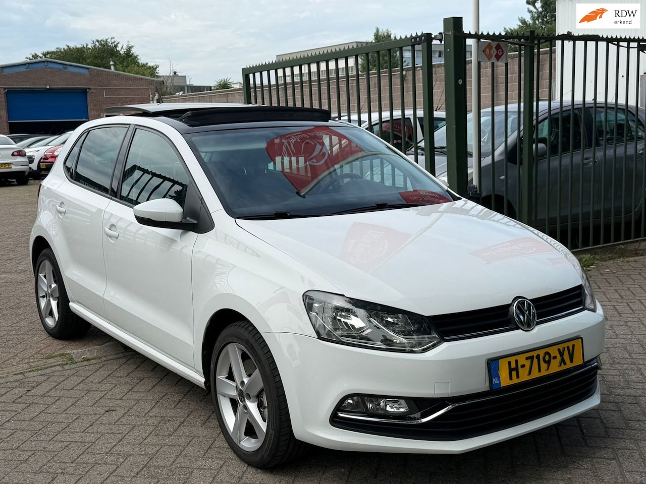 Volkswagen Polo - 1.2 TSI Comfortline Automaat panorama dak elektrische ramen cv op afs cruis control - AutoWereld.nl