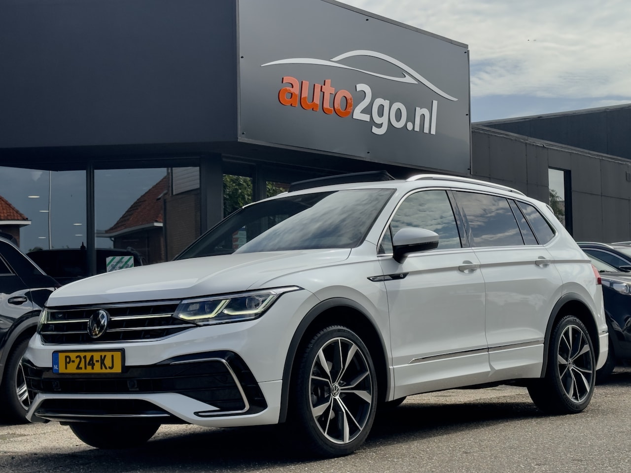 Volkswagen Tiguan Allspace - 1.5 TSI AUT7 2X R-LINE + 7PERS PANODAK NAVI CAMERA DIGI-DASH APPLE-CARPLAY HEAD-UP LED LMV - AutoWereld.nl