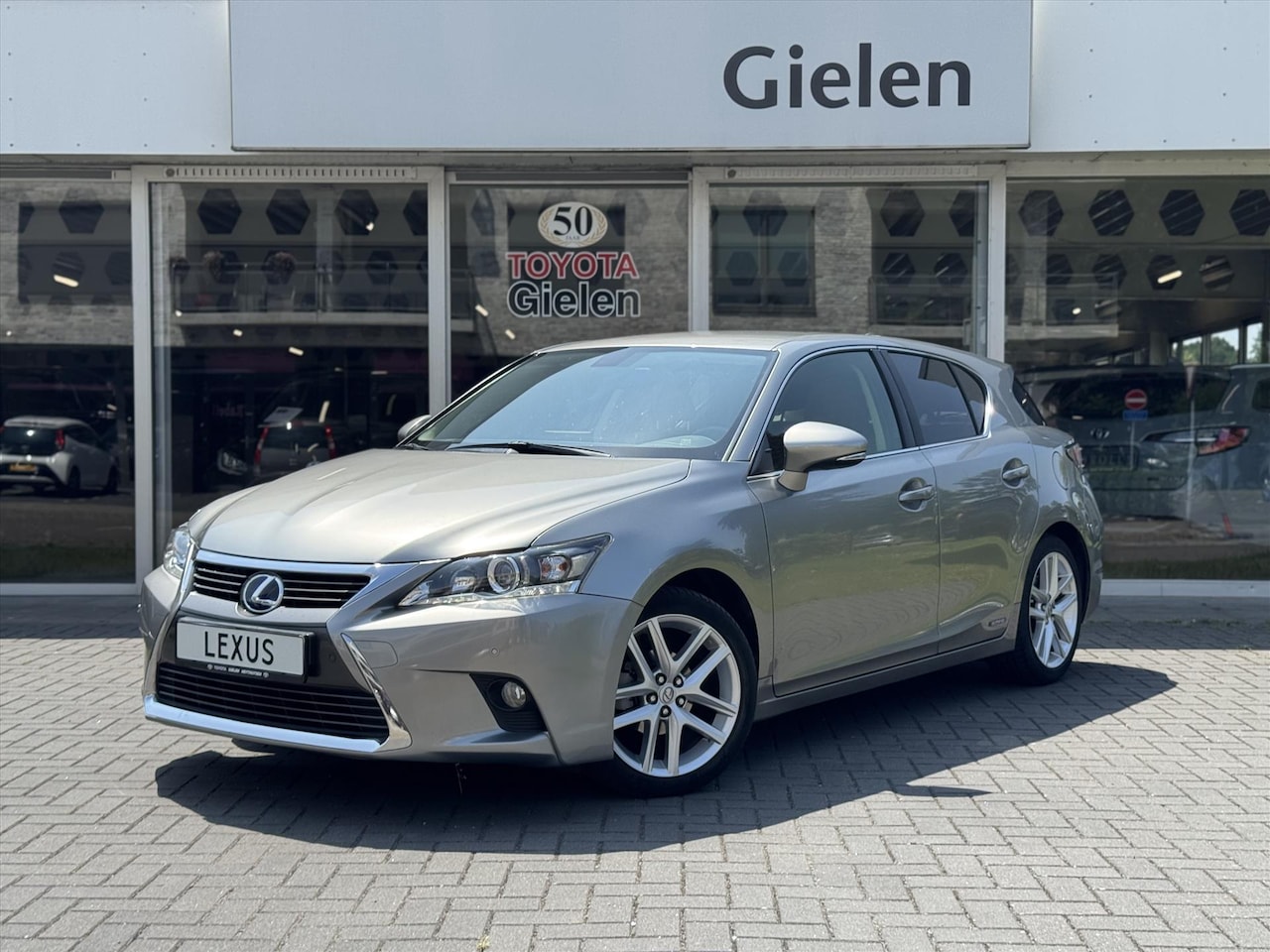 Lexus CT 200h - Executive | Leer, Trekhaak, 17 inch, Navigatie, Parkeersensoren, Camera, Licht + Regensens - AutoWereld.nl