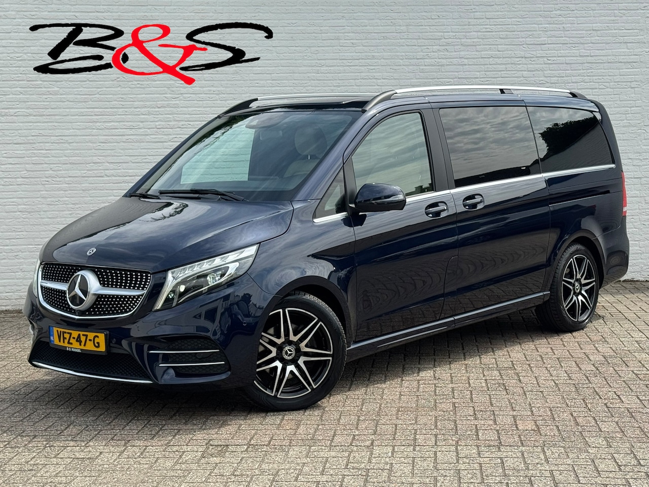 Mercedes-Benz V-klasse - 300d Lang AMG Burmester Stoelkoeling M-bux 360 Camera Trekhaak Adaptieve Cruise - AutoWereld.nl