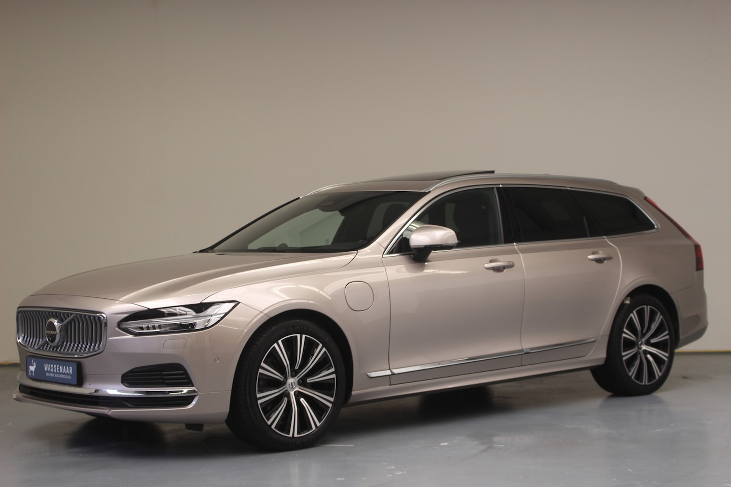 Volvo V90 - T8 Plug-in hybrid AWD Ultimate Bright | Rijklaarprijs | Trekhaak | Luchtvering | - AutoWereld.nl