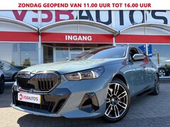 BMW 5-serie - 520I AUT. M SPORTPAKKET PRO PANO-DAK LEER HEAD-UP NAVI CAMERA CARPLAY MEMORY HK SOUND