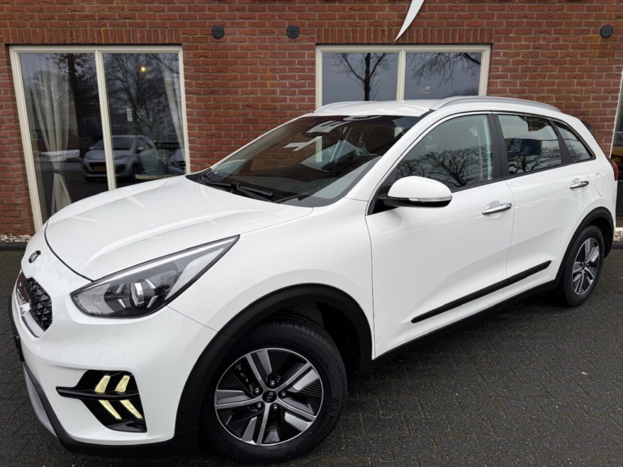 Kia Niro - 1.6 GDi H. DynamicL. AUTOMAAT / TREKHAAK / CAMERA / CLIMA / NAVI - AutoWereld.nl