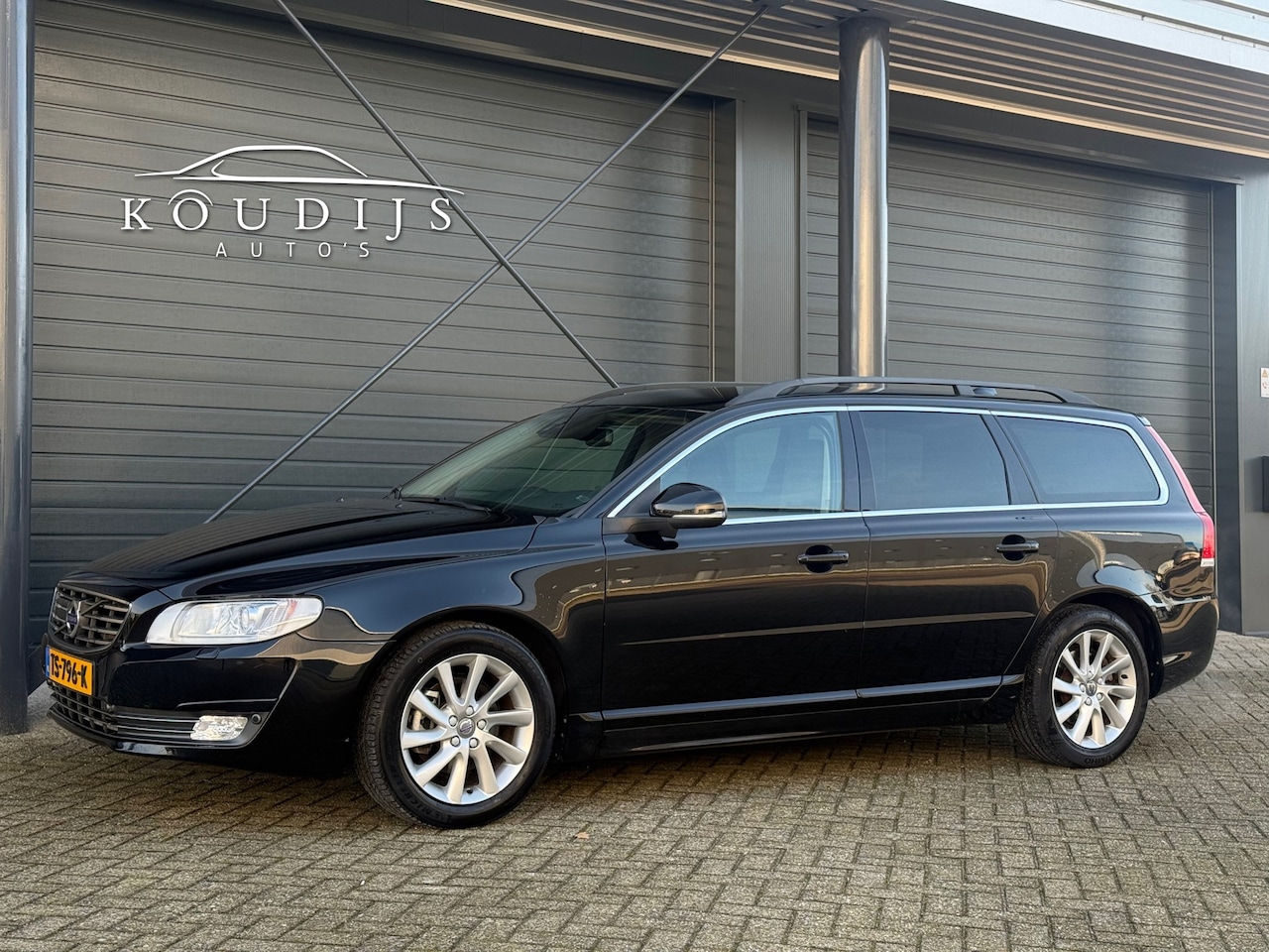 Volvo V70 - 2.0 T4 Dynamic Edition 2.0 T4 Dynamic Edition, Stoel/Stuur verwarming, Afn Trekhaak, Standkachel, Dodehoek, Nieuw - AutoWereld.nl