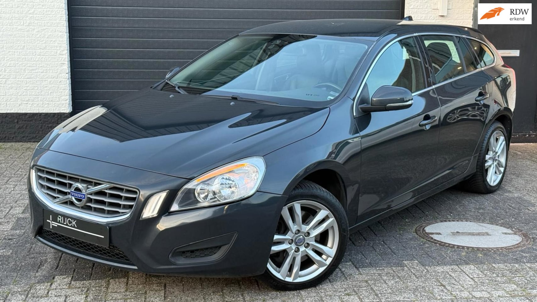 Volvo V60 - 2.0 T5 Summum Automaat | Leder | Navi | ACC | Stoelverwarming | PDC | Trekhaak - AutoWereld.nl