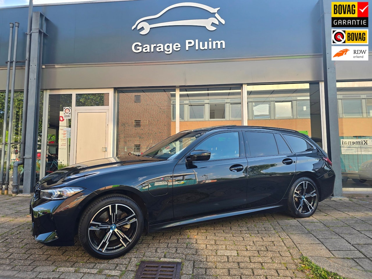 BMW 3-serie Touring - BMW 330e Touring LCI M-Sport Pano/Headup/Keyless/Shadow line - AutoWereld.nl