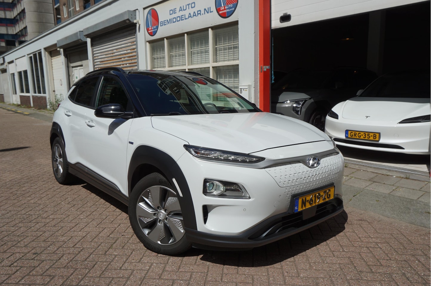Hyundai Kona Electric - EV Premium 64 kWh | SOH 99.2% | Trekhaak | Leer | Adaptive + Lane + Blindspot | Premium Au - AutoWereld.nl